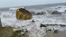 日本：直岛南瓜被台风吹到海里惊呆网友：空心的？