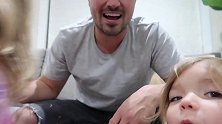 小姐妹拿着玩具，粉妆玉琢的样子，实在让人心动！
