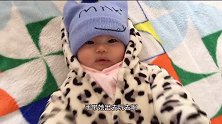 小宝宝被妈妈包成粽子，居然还被妈妈要求笑，宝宝的表情好无语啊