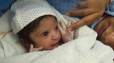新生小baby用超萌大眼看世界，小手抓着妈妈手指，好淡定的娃