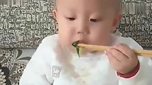 这孩子吃饭也太省心了，筷子用的太好了，好希望他是我的宝宝啊！