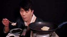 韩国帅小伙吃米糕，蘸着酱吃，看起来味道还不错