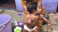 来看看印度妈妈怎么给宝宝洗澡的！传统！