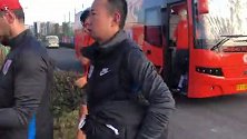 鲁能训练金敬道离开赛区缺席 众将神情严肃