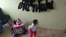 小肉娃过生日开心地跳舞：“我已经2周岁啦！”