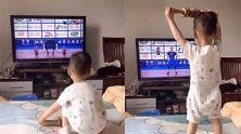 浙江金华：1岁宝宝对着电视学举重，最后一摔妈妈笑得肚子疼