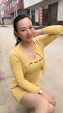 时尚美女皮肤很白，年龄大但是人挺美的