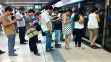 中国到处都是低头族，手机依赖症很严重，但为何在美国却很少见？