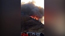400森林消防员增援五台山火场 直升机取水空中灭火