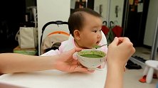 妈妈给小宝吃辅食，瞧他吃的多开心，两条小腿不停的晃动
