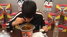 林更新吃麻辣牛肉粉，大口吸粉丝，吃的我也想吃