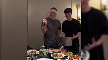 岳云鹏除夕带徒弟吃年夜饭，一桌子全是大鱼大肉，没上春晚状态好松弛