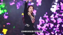 有种“融为一体”叫孟美岐，衣服鞋子和嘴巴撞色，这画面能想象