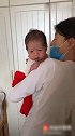 刚出生的小宝宝被医生竖着抱，接下来一脸呆萌的样子太可爱了