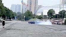 贵州贵阳：广场人行道上竟有车玩漂移 目击者：周围有不少人