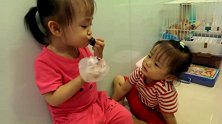 双胞胎妹妹吃独食不分给姐姐，姐姐崩溃“快打她”