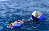 泰国三名渔民在船沉没后靠冷藏箱在海上漂流6个小时成功获救