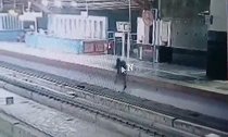 印度一男子在地铁站玩手机 不慎踩空摔下站台