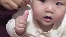 妈妈给小宝宝掏耳朵，下一秒宝宝的表情，全家乐哭了，太可爱了！