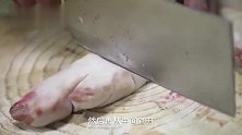 东北小伙开店卖烤猪蹄，先炖后烤有讲究，外酥里糯入口即化