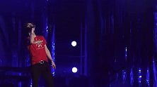 实力歌手汪峰在舞台上深情演唱，嗓音深厚很有感染力